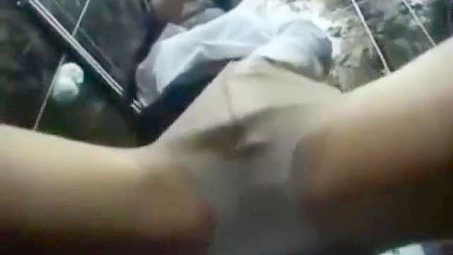 私密自慰：韩国美女在浴室的亲密时刻