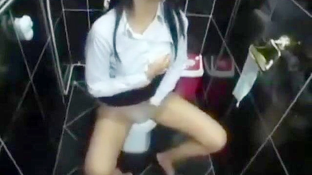 私密自慰：韩国美女在浴室的亲密时刻