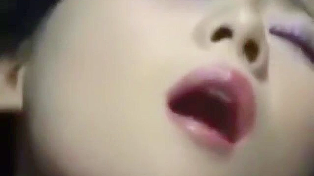 私密自慰：韩国美女在浴室的亲密时刻