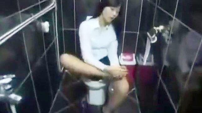 私密自慰：韩国美女在浴室的亲密时刻