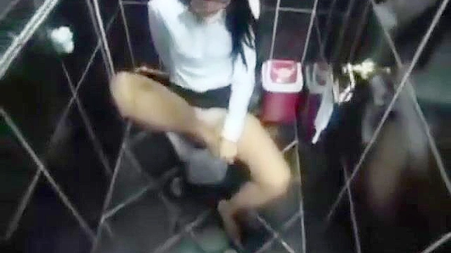 私密自慰：韩国美女在浴室的亲密时刻