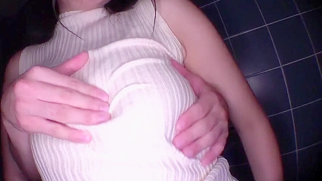 尽情享受丰满少妇在蒸热浴缸中的性感挑逗！