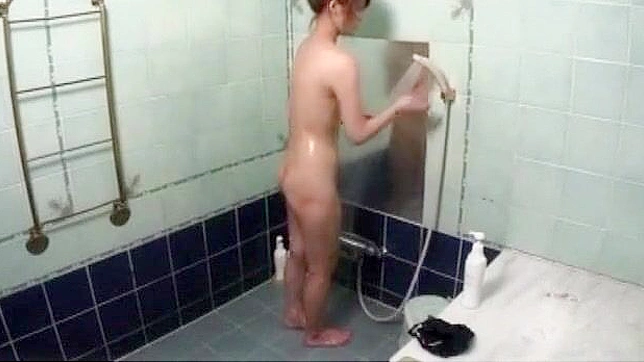 渴望在湿热淋浴中享受迷人的日本美女JAV！