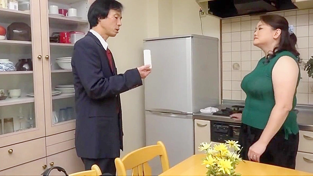 日本女优在浴室与大叔激情亲密 - 熟妇用胸部和口技带来极致享受！