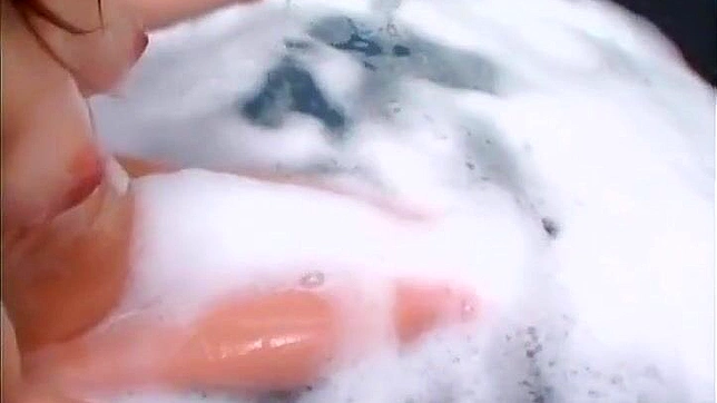 Houzuki Hikaru的情欲沐浴与口交：释放欲望，尽在迷人亚洲美女之中。