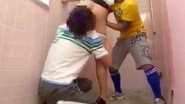 迷上这位火热的日本学生的性感冒险，与他风骚老师在蒸汽浴室中的激情邂逅！