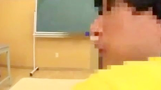 迷上这位火热的日本学生的性感冒险，与他风骚老师在蒸汽浴室中的激情邂逅！