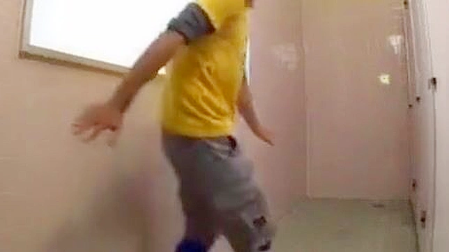 迷上这位火热的日本学生的性感冒险，与他风骚老师在蒸汽浴室中的激情邂逅！