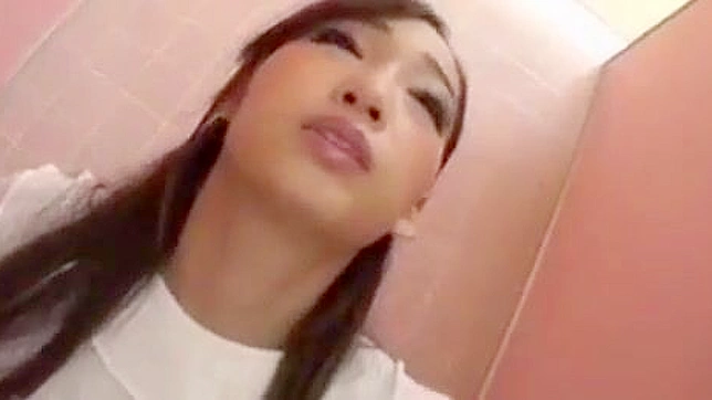 迷上这位火热的日本学生的性感冒险，与他风骚老师在蒸汽浴室中的激情邂逅！