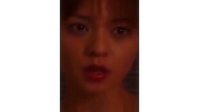 观看迷人日本女巫在蒸汽淋浴场景中的表演第三部分！