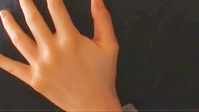 看性感的栗林丽莉在JAV淋浴场景中：自慰和迷人肢体语言展示