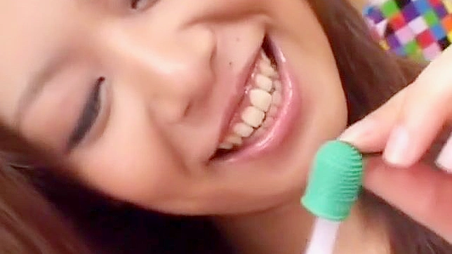 尽情欣赏Rico，迷人的日本女神在诱惑的手指戏弄和颜射JAV场景中。