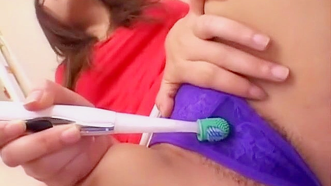 尽情欣赏Rico，迷人的日本女神在诱惑的手指戏弄和颜射JAV场景中。