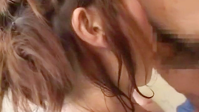 日本魅惑女泉在激情口交JAV场景中使用超赞的阳具玩具！