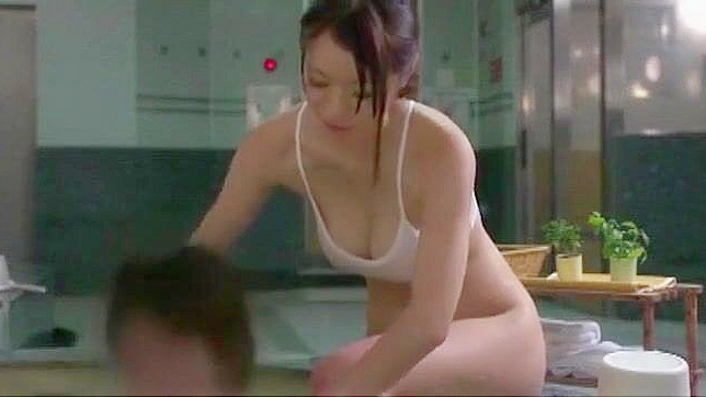 日本美女新山枫、三月优梦与小依晴香的JAV群交大戏！