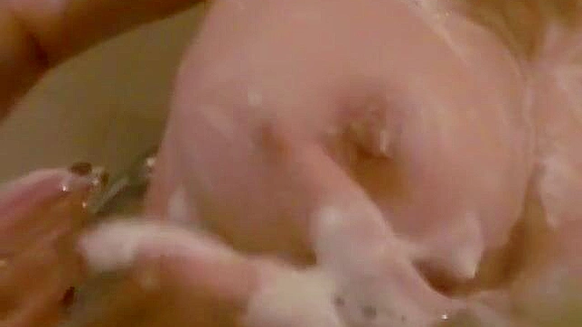 与Rio Hamasaki在JAV自慰淋浴片中的 Cum Play体验