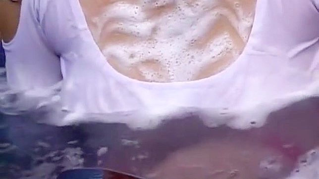 迷恋JAV：在淋浴中迷失于诱人日本美女的魅力之中