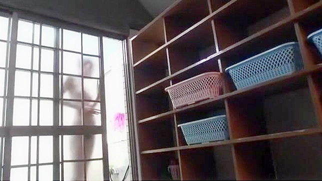 遇见迷人美纱朝雾在诱惑JAV户外淋浴场景中