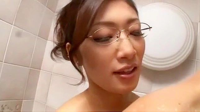 小林玲子，迷人的JAV熟女在性感淋浴中