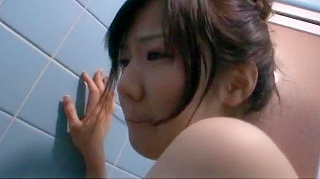 日本情欲：白百合望在成人POV JAV片段中的诱惑表演