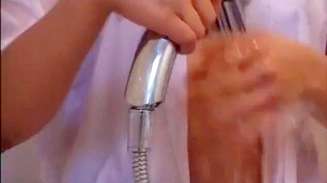 迷人的日本女巫在异国情调的精液喷射场景中让你着迷