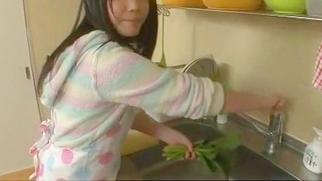 领略日本顶尖：Yui Kasugano的性感自慰秀