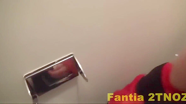 迷人的女巫穿着诱人的丝袜！