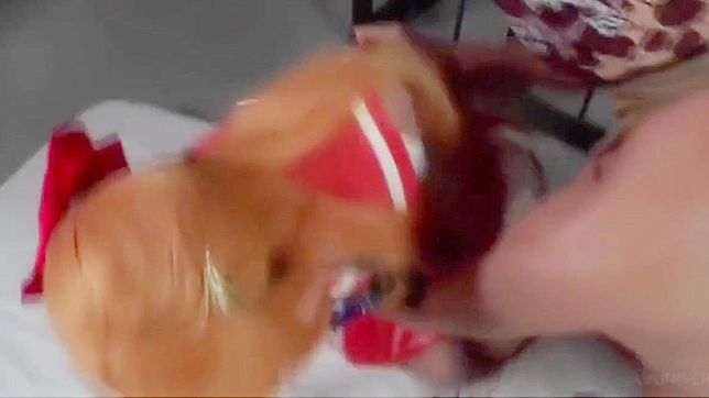 角色扮演女王在审查过的日式成人片中展现性感！