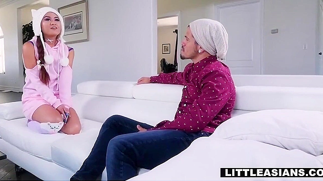 准备好与Elle Voneva一起体验她性感帽子带来的刺激吧！