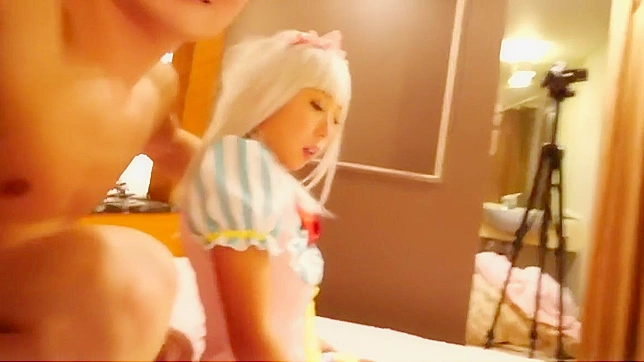 变态的JAV淫乱：棕发女和COSPLAY狂热性爱