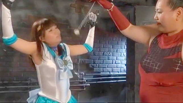 JAV情趣：迷人的日本美女扮演落难少女角色戏