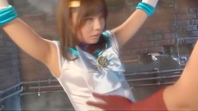 JAV情趣：迷人的日本美女扮演落难少女角色戏