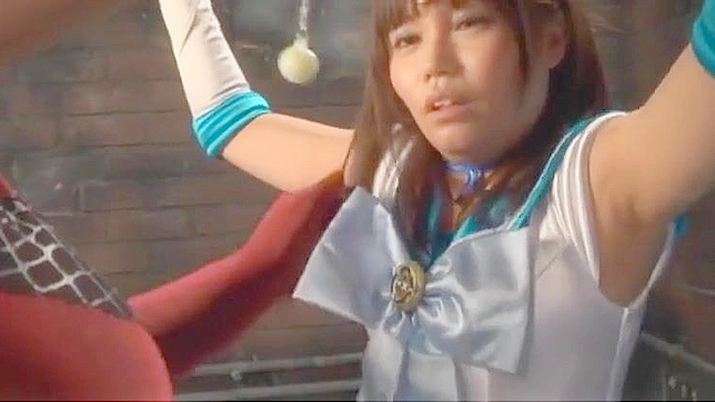 JAV情趣：迷人的日本美女扮演落难少女角色戏