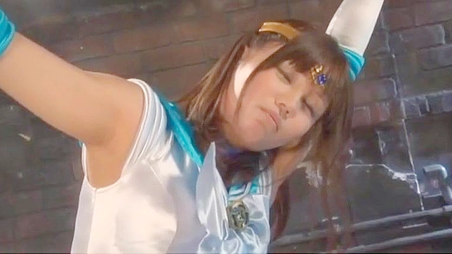 JAV情趣：迷人的日本美女扮演落难少女角色戏