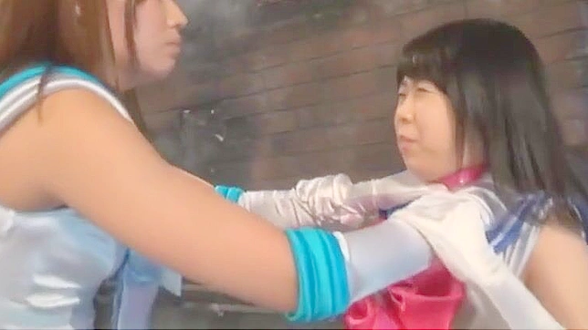 JAV情趣：迷人的日本美女扮演落难少女角色戏