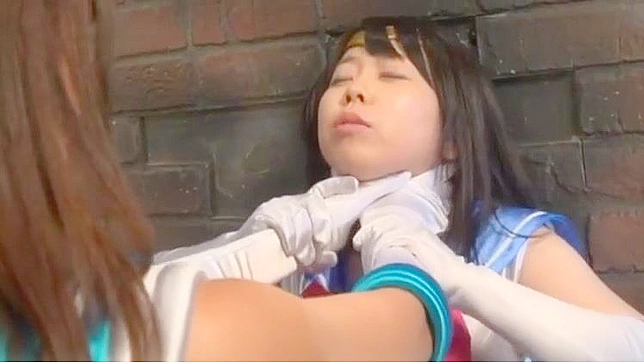 JAV情趣：迷人的日本美女扮演落难少女角色戏