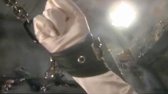 JAV情趣：迷人的日本美女扮演落难少女角色戏