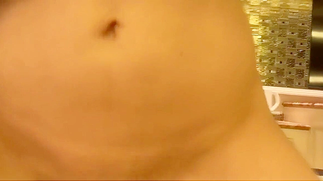 体验我们的艳丽熟女演员在JAV中精液高潮的极致快感