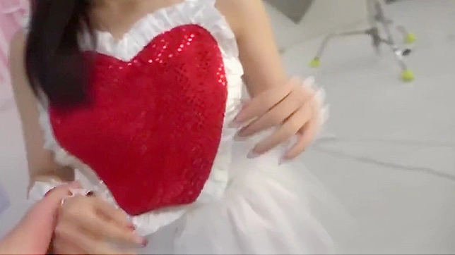 日本偶像在激烈的口交冒险中 – 震撼的吞精表演！