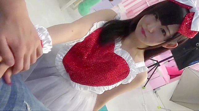 日本偶像在激烈的口交冒险中 – 震撼的吞精表演！