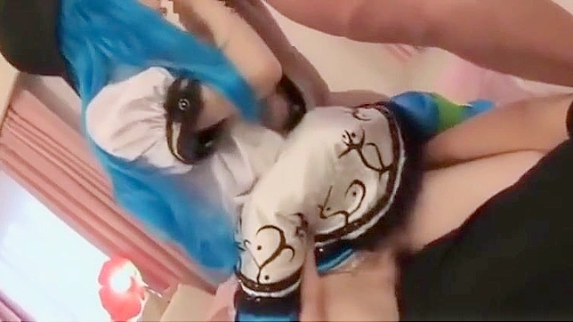 美女天使日奈波，在办公桌下玩弄她的毛茸阴唇并吸吮硬挺的阳具！独家JAV片段！