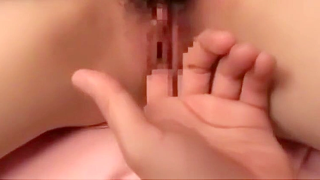 美女天使日奈波，在办公桌下玩弄她的毛茸阴唇并吸吮硬挺的阳具！独家JAV片段！