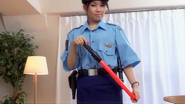 松下さゆみ的女警cosplay —准备迎接火热随车体验！