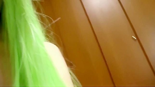 迷人的日本女孩正在为幸运男郎口交服务