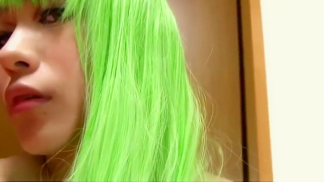 迷人的日本女孩正在为幸运男郎口交服务