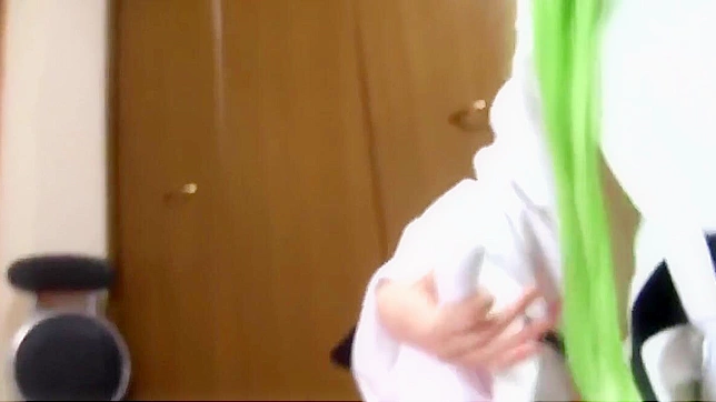 迷人的日本女孩正在为幸运男郎口交服务