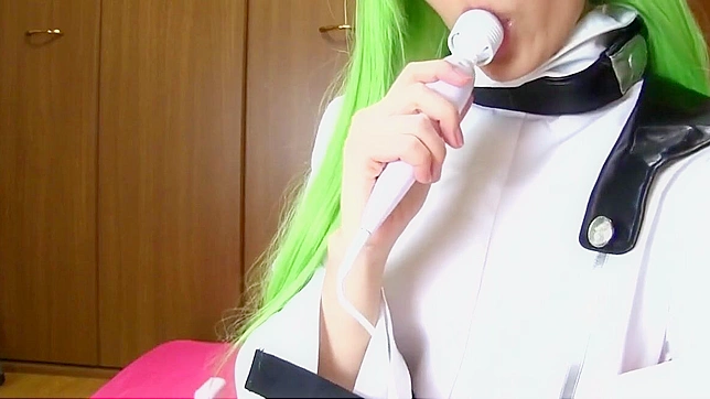 迷人的日本女孩正在为幸运男郎口交服务