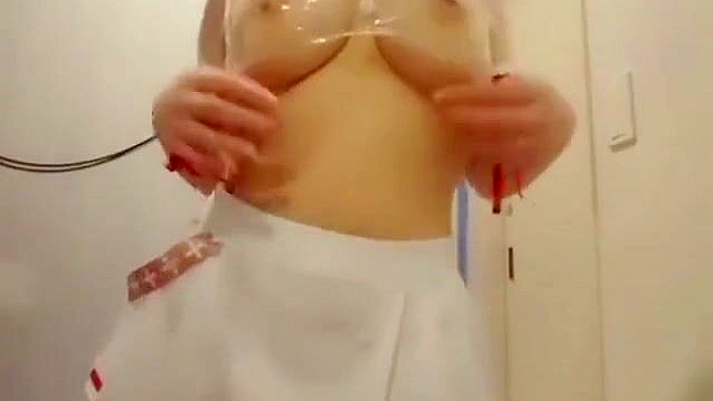 JAV女神奥田唯的诱惑自慰角色扮演秀！