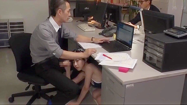 桌下诱惑：探索JAV女优的顺从魅力