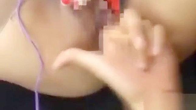 丰满乳房的日本美女在束缚场景中